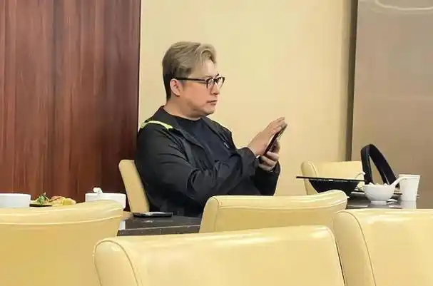 王岳伦携新欢甜蜜看展,小女友穿透视装身材吸睛,颜值被路人夸赞