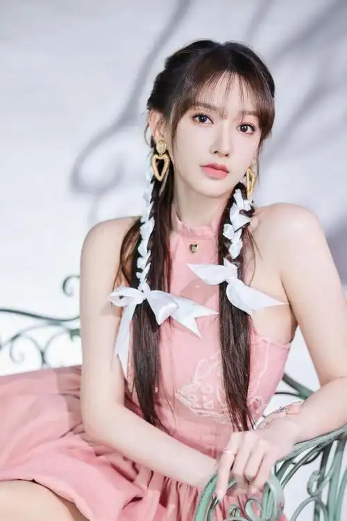 程潇惊艳直播间!甜美穿搭清新又时髦,找到了男生喜欢的感觉