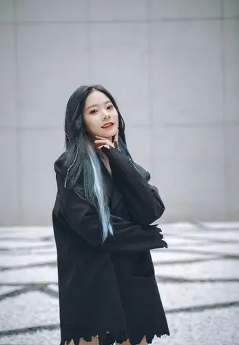 张紫宁黑色西装搭配靴子蓝色挑染长发是无畏的潮流酷女孩