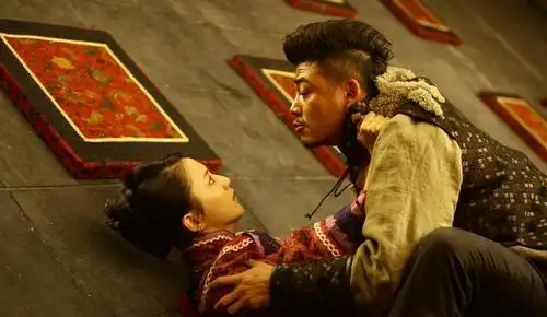 与文章唐嫣是同学,却做过服务员卖过烧烤,现火了