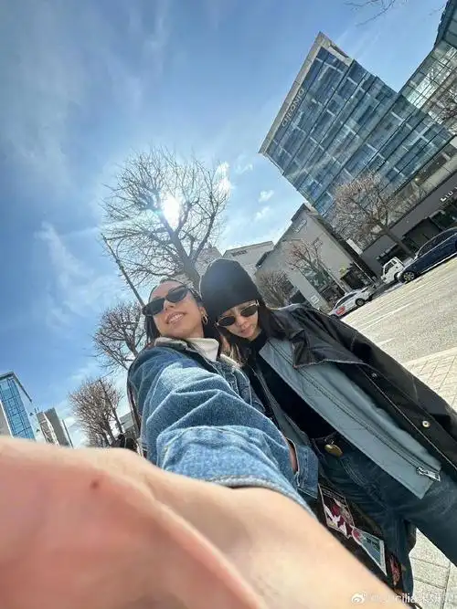 宋妍霏闺蜜双人照模版