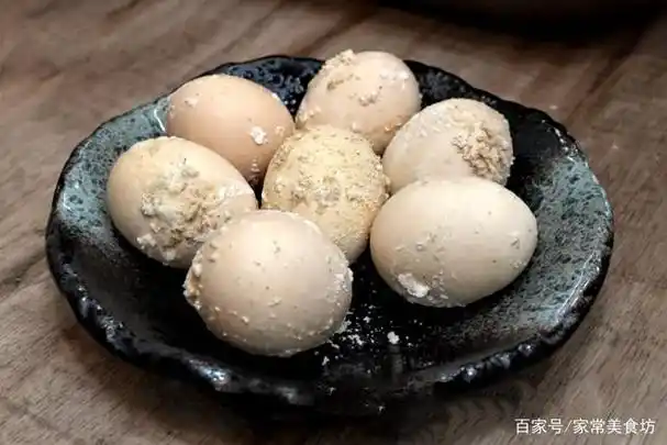 冬天,学会鸡蛋此做法,不炒不煲汤,咸香入味,比水煮鸡蛋还好吃