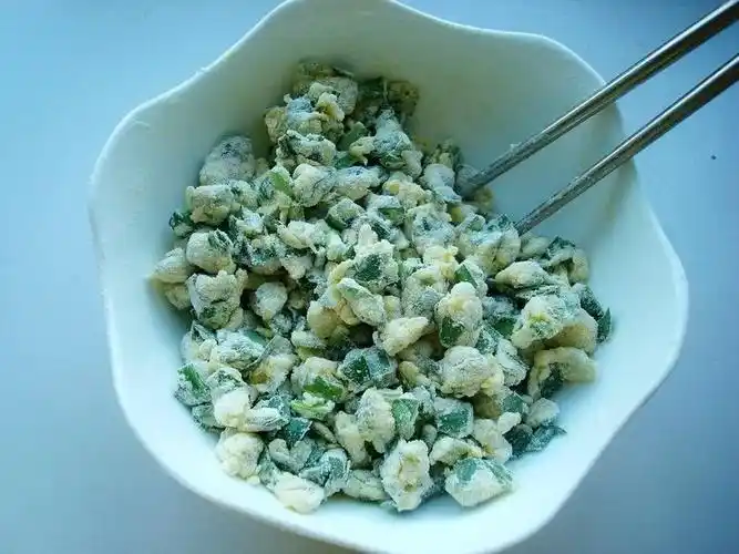 用筷子不停的拌均匀,成干干的小疙瘩,成面疙瘩,就这样的