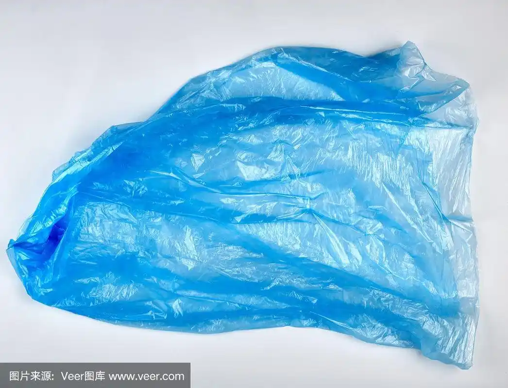皱巴巴的蓝色垃圾袋
