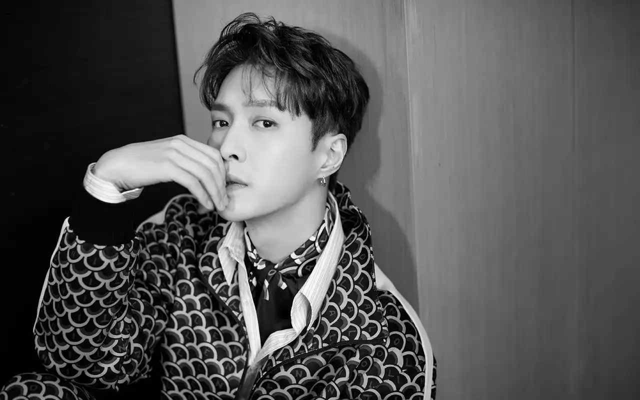 张艺兴黑白风帅气写真图片壁纸_大陆明星_壁纸下载_美桌网