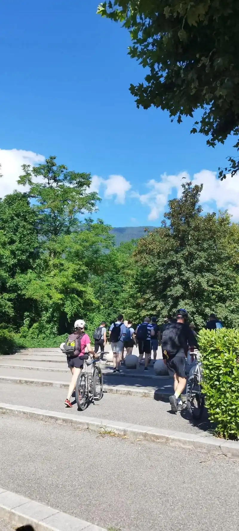 法国实验室娱乐日.上午一起徒步去湖边kayak,有几个兴致好 - 抖音