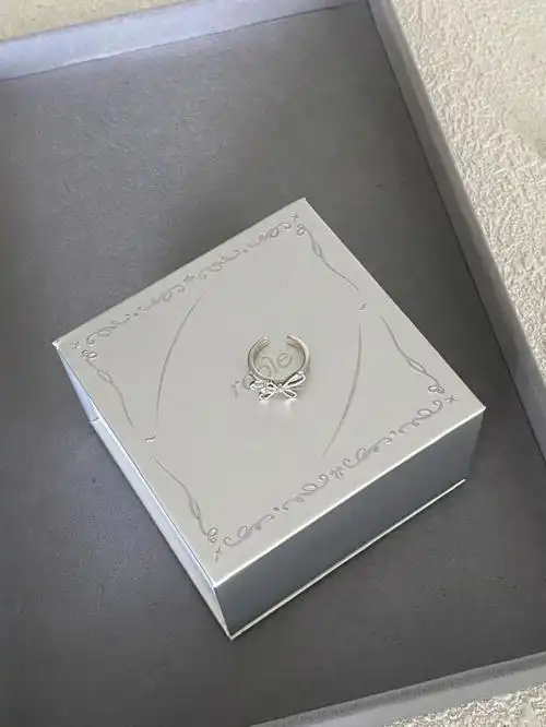 我们这次将启用全新的包装盒银面加上凸起设计感花边纹理,让首饰包装