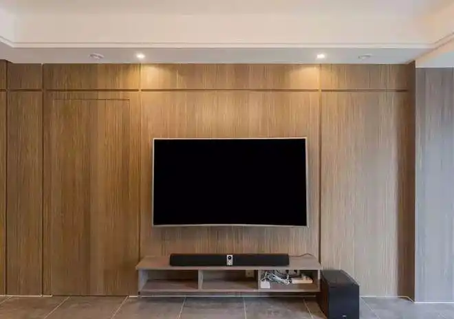 一,电视墙平板隐形门电视墙以木饰面作为背景的话,那么可以把上面的