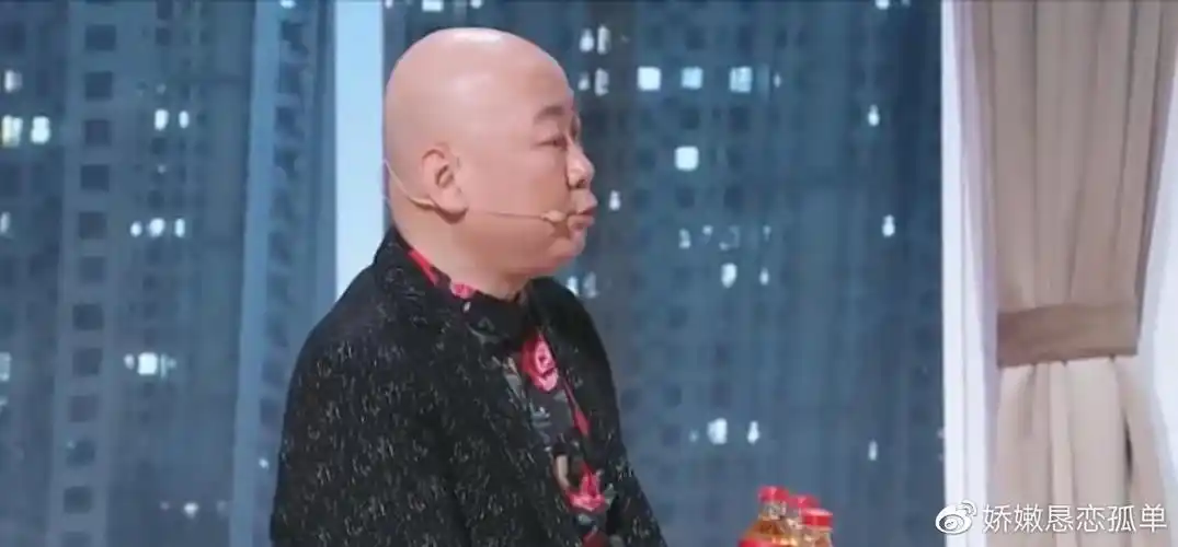 不容易郭冬临在没那么简单里疯狂喝水隔着屏幕都想上厕所