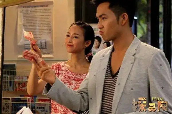 她的家世背景比较强大,是"正六后"的创始人,对外的身份是钟汉良的服装