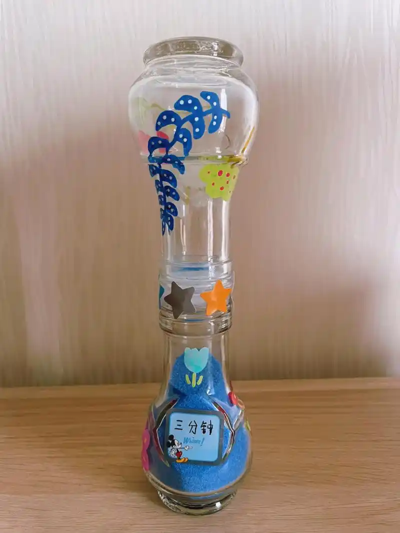 自制沙漏77 准备两个胡椒粉瓶 胶枪 丙烯马克笔.