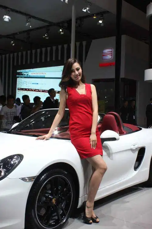 让男人没法不看的 红色法拉利美女车模!