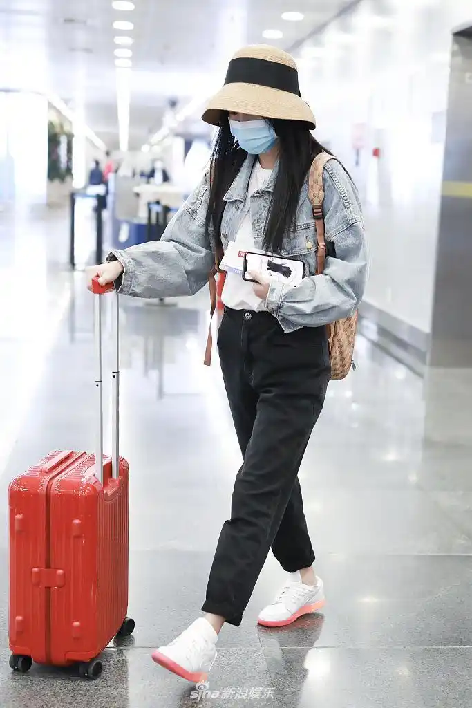 包文婧包裹严实遮素颜 打扮减龄活力十足_机场