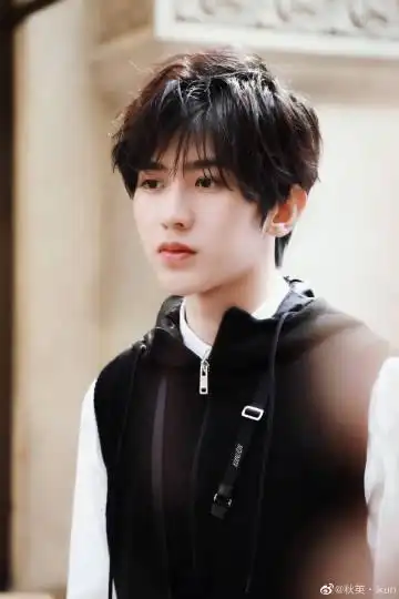 蔡徐坤游泳池超话 |#原创音乐制作人蔡徐坤#晚好,1.