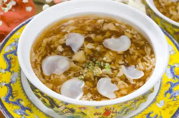 p>酸辣乌鱼蛋汤是由乌鱼蛋为主要食材做成的一道美食,是一道特色传统