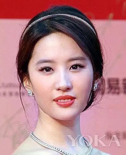 时尚    如果你是双眼皮的丹凤眼妹子,恭喜你,这种眼型是最具东方美的