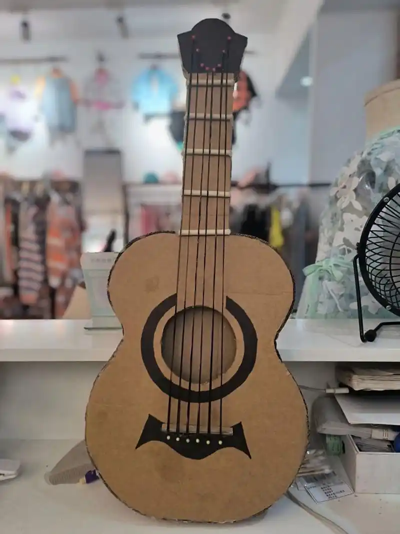 #利用废旧物品自制乐器#手工吉他#纸箱制作