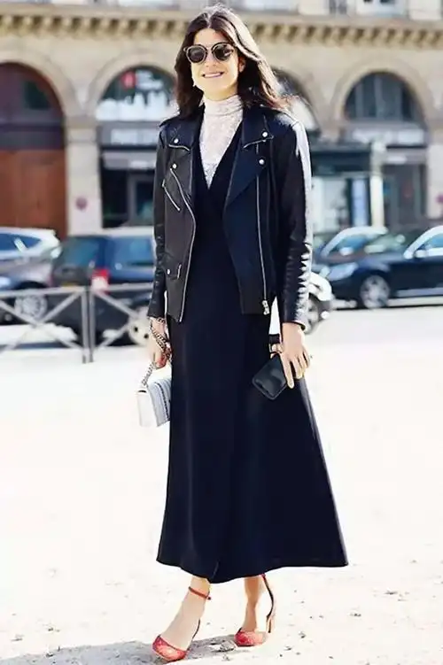 秋冬中长款的背带裙应该搭什么样的短外套呢?