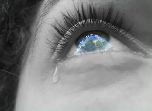 孤独流泪伤感的唯美图片动漫少女伤心的图片唯美图片伤心哭的动漫少女