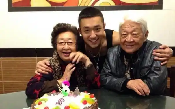 演员赵珈琪:撮合母亲与姑父再婚,嫁摆摊丈夫生一子,儿子成骄傲