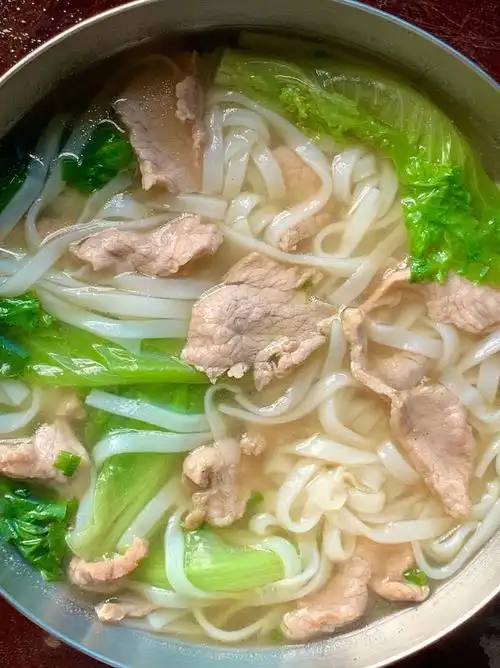 谁能拒绝这么一碗汤鲜味美的瘦肉汤河粉啊