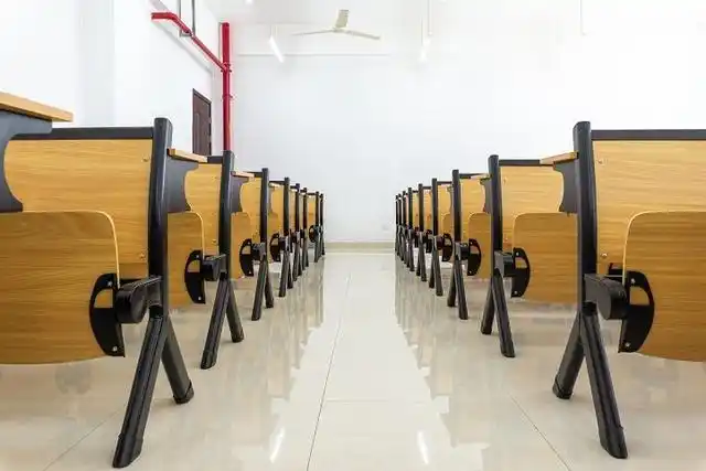 比如,传统"秧田式"座位编排,全体学生一致面向老师和黑板而坐,老师