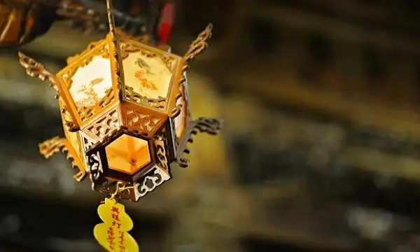 洛阳宫灯品种繁多,常见的有白帽方灯,红纱圆灯