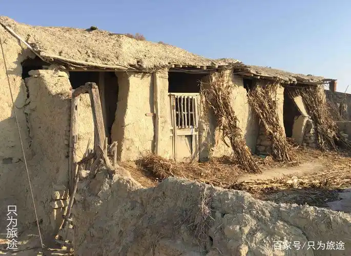 一间破落的土屋.完全是由泥巴,土砖之类堆砌而成.