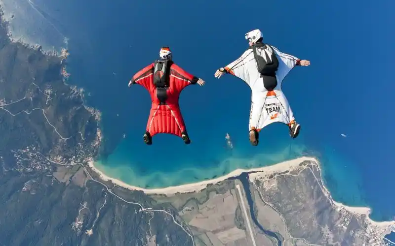 高清翼装飞行图片