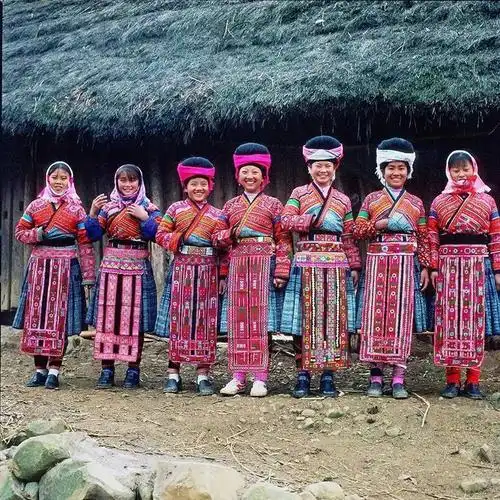 五彩斑斓的隆林花苗服饰--隆林信息网