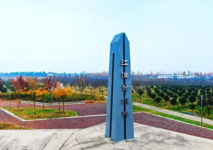 合肥肥西县官亭林海江淮分水岭地标造型独特秋天里的官亭林海五彩缤纷