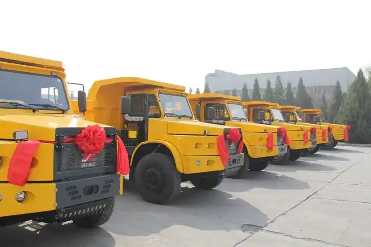 同力重工生产基地坑道车整装待发