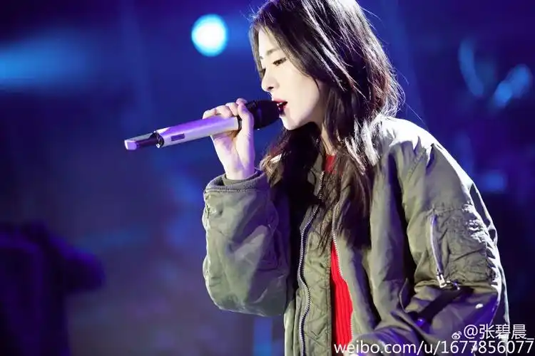 明明五官长得很好啊,张碧晨气质出众颜值爆表,站在唱歌舞台上,总是很