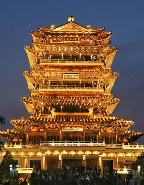 实拍济南大明湖夜景,灯光璀璨,美轮美奂.