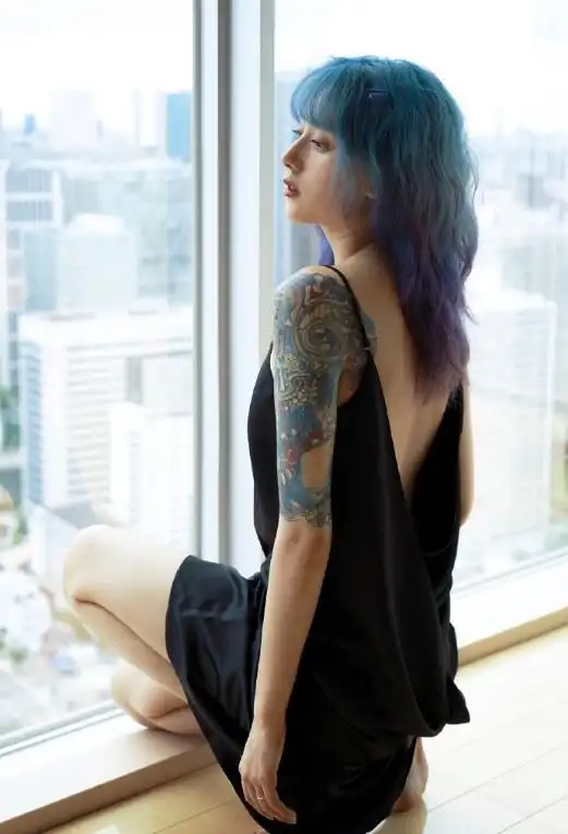 蓝紫色头发大花臂李诞女友黑尾酱好社会完全是个不良少女