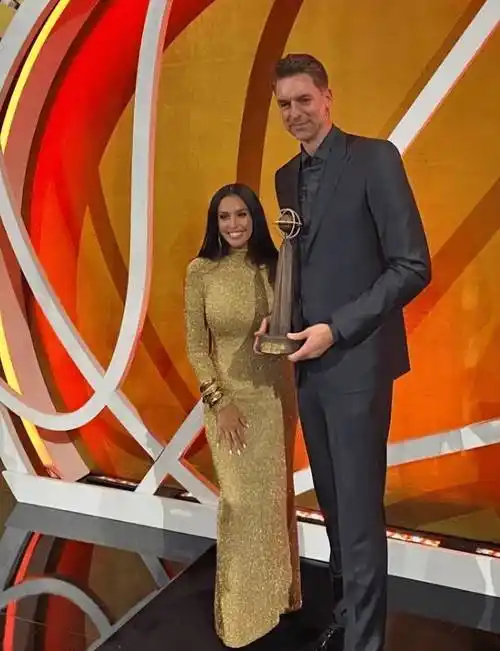 41岁仍吸引马龙狂追不止_瓦妮莎_友谊_篮球