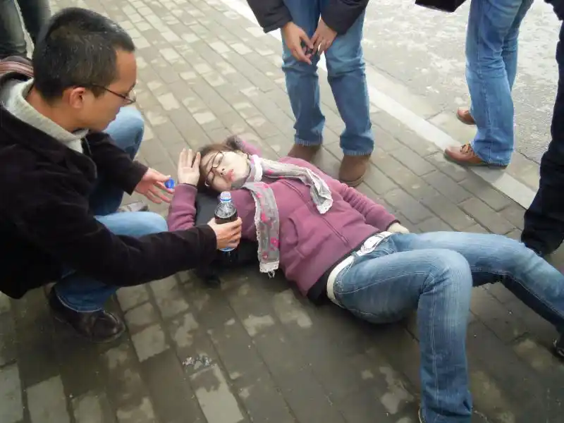 大学生公交车站晕倒 众路人施救报警