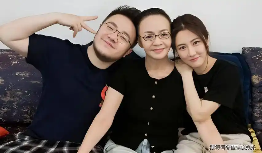 与婆婆宋丹丹处成姐妹,嫁小7岁巴图半年赚3600万,王博谷不简单_儿子