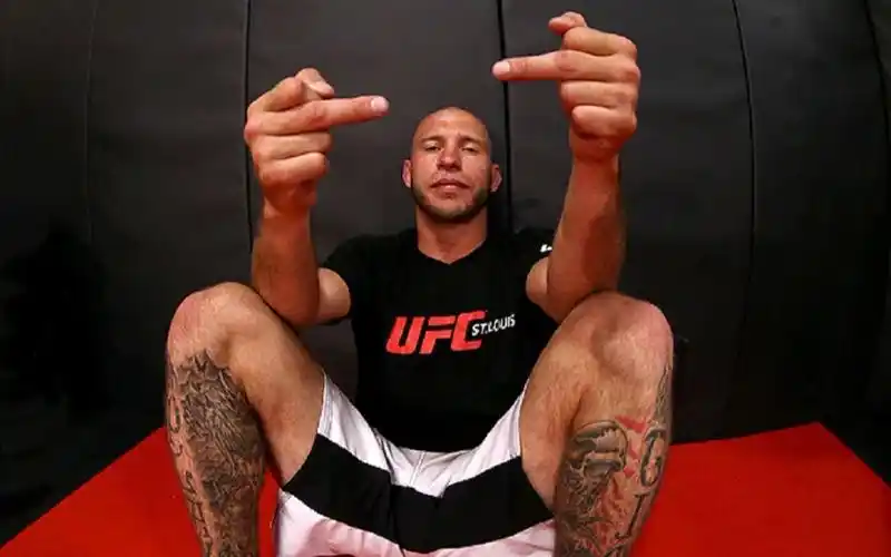 ufc 新加坡赛后专访  爱德华兹必将踩着老将上位 牛仔精神谁能不爱