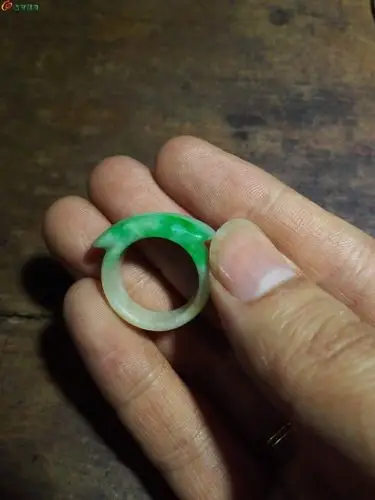 清代正阳绿老翡翠马鞍戒指