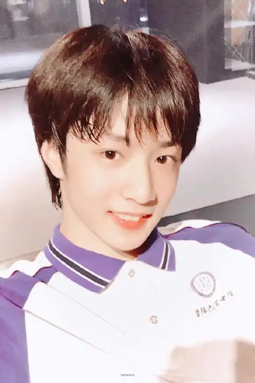 翻相册看到穿校服的宝宝,帅的我050505#刘耀文 十八迎焰势执梦