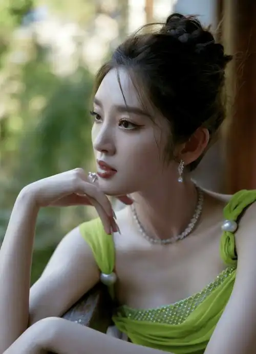 女星唐艺昕写真集:温婉唯美,端庄优雅