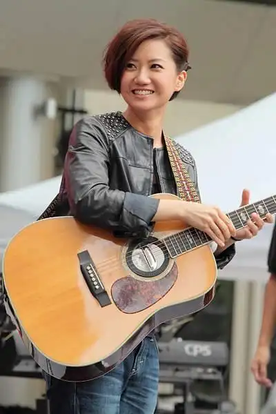 卢凯彤与太太多番离合才终成眷属,离世前三个月还曾大方晒幸福