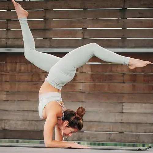 体式2:手肘倒立式4,保持此姿势几分钟的时间,然后回到跪立姿势.