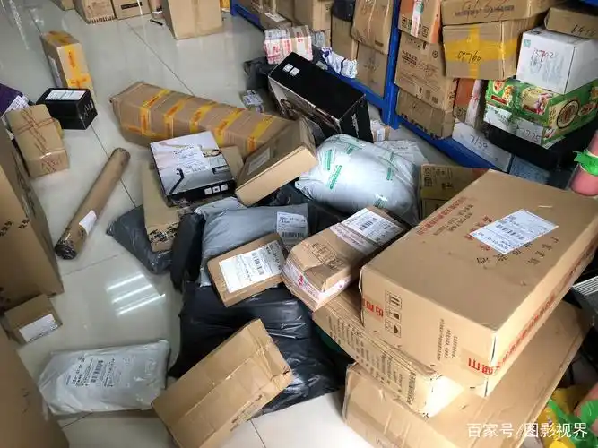 双十一结束 快递点上的纸盒堆积如山 快递小哥送货全部用扛
