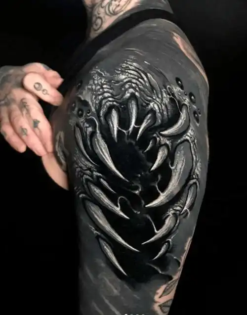 为了遮盖图案的最终效果,纹身师也可能要求将黑色部分进行二次刷黑.