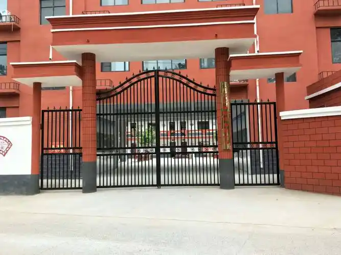 漂亮壮观的学校大门