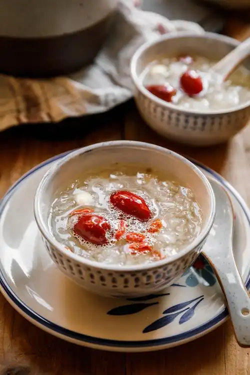 银耳莲子汤的功效(银耳莲子汤的营养配方)-52线报网