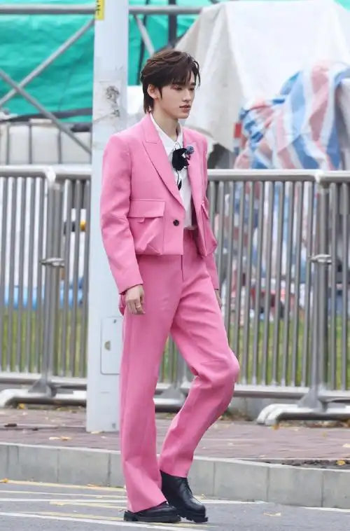 宋亚轩超话#宋亚轩声生不息#这个颜色衣服也能穿这么好看@时代少年团