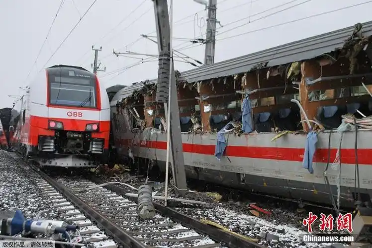 奥地利两辆客运列车发生相撞事故